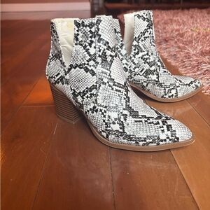 Snake-Print Pointed Toe Ankle Boots - White/Black